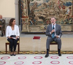 Don Felipe durante la audiencia dirige unas palabras a los asistentes